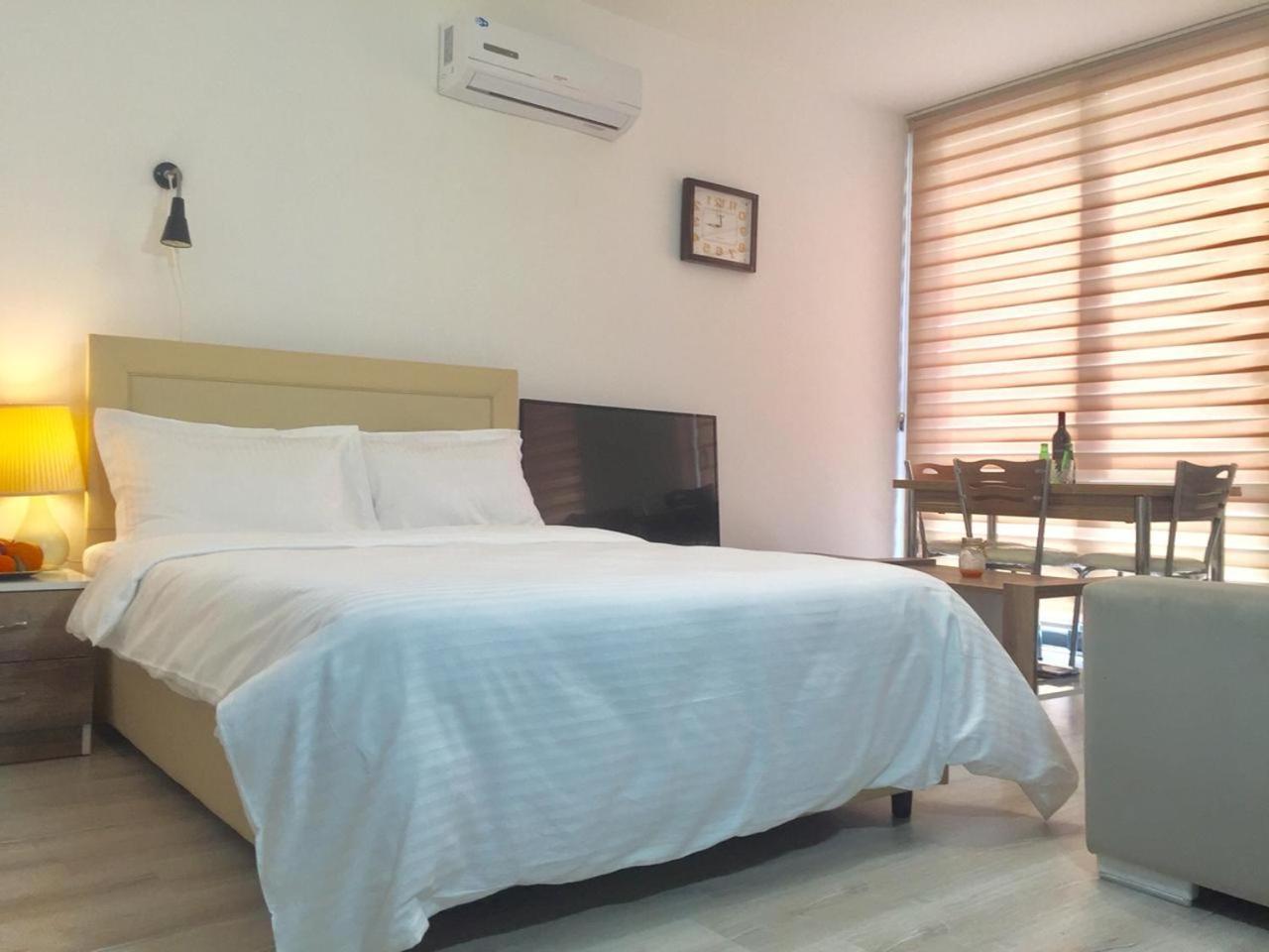 Uptown Holiday App & Pool Daily Rental Contactless Check In & Check Out Famagusta  Camera foto